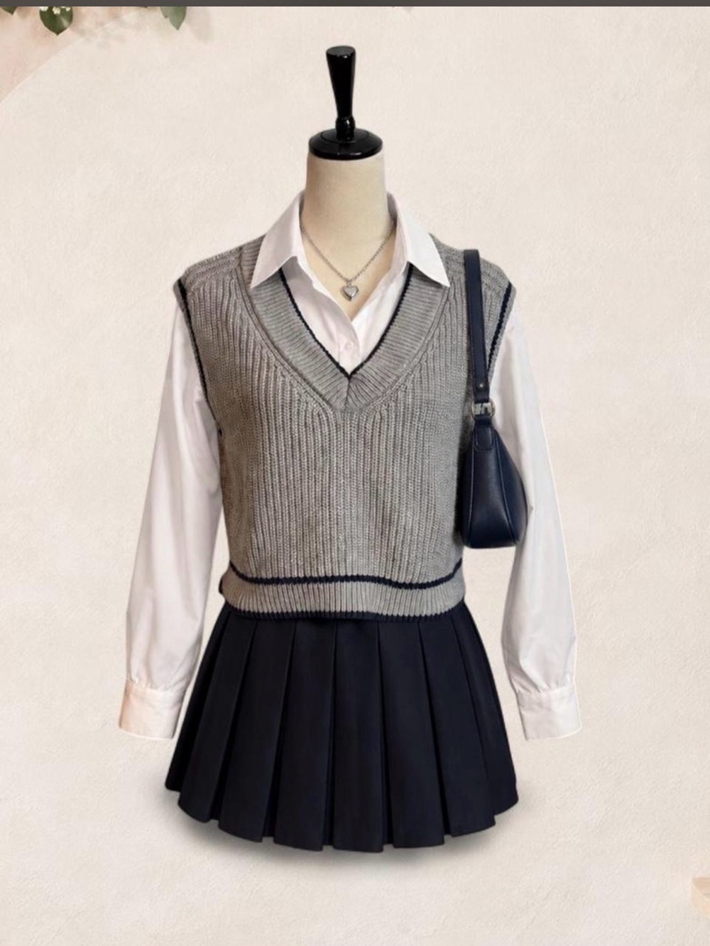 Abercrombie & Fitch Gray Navy Trim Cropped Ribbed V-Neck Sweater Vest Small